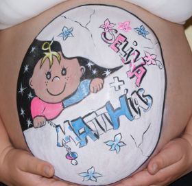 Baby aus Schale mit Schriftzug Selina und Matthias.jpg